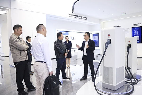 hth网页版·(中国)官方网站股份副董事长、总裁刘作斌向福船集团副总经理李振均一行介绍公司充电产品.jpg
